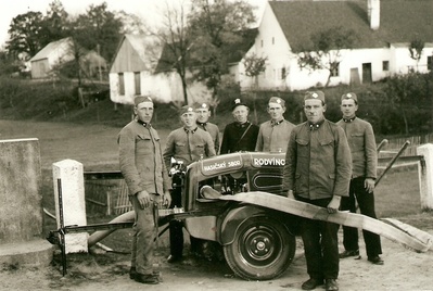 Hasiči v Rodvínově s novou stříkačkou tzv. "Šmejkalkou" rok cca 1937 (druhý zleva Jan Měkuta, čtvrtý zleva Karel Měkuta, v popředí s hadicí p. Pány) sbírka p. Karla Samce