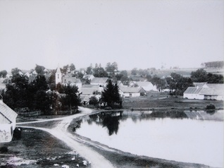 Náves s rybníkem v roce 1900